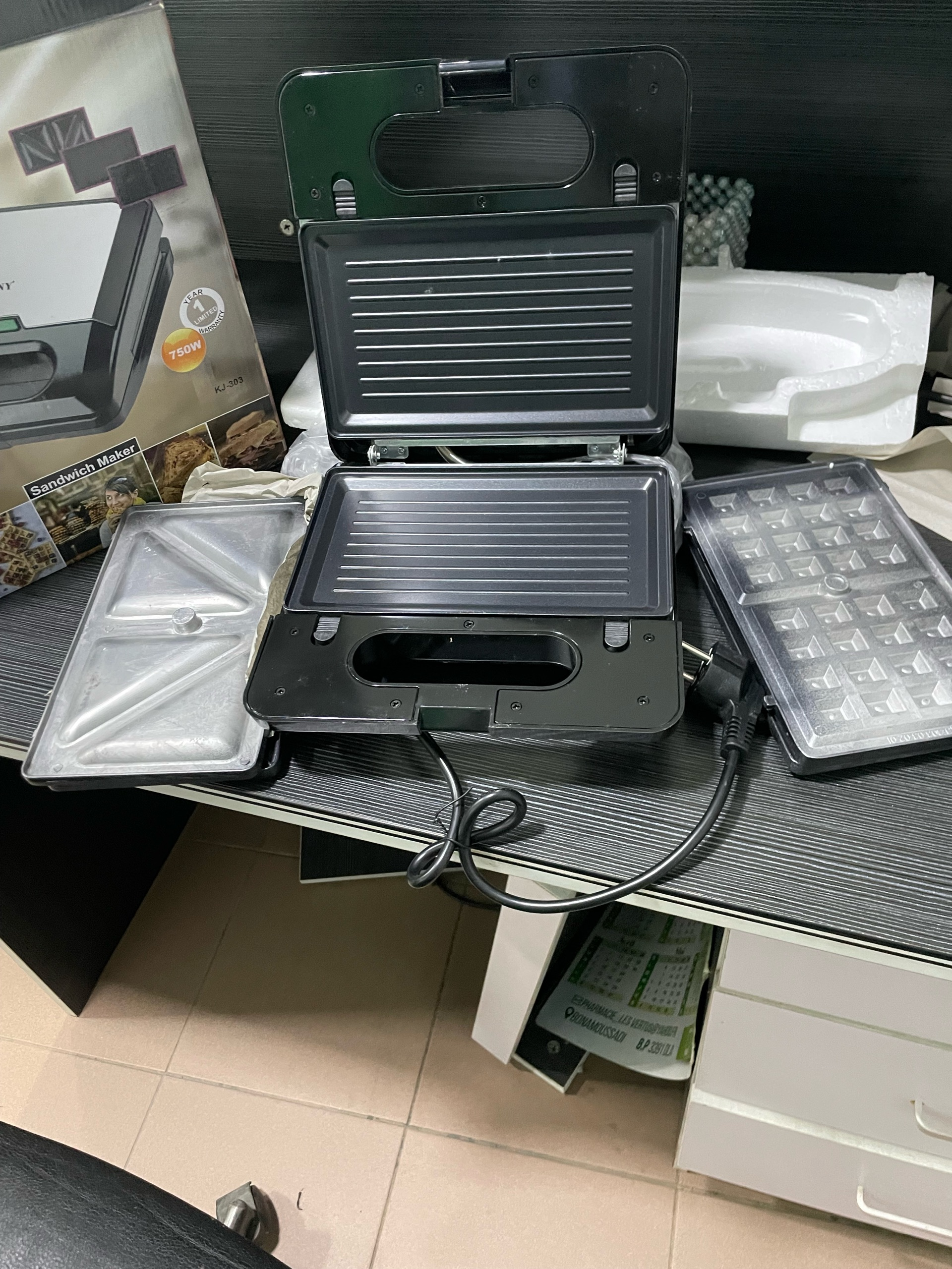 Appareil à Sandwichs Gaufrier et Grill 3-en-1 SOKANY KJ-302